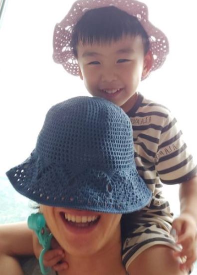 Lee Jae-sung spending quality moment with his nephew